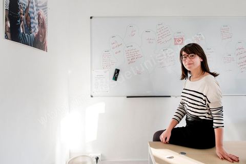 Ons Ben Abdelkarim, secrétaire générale, dans le bureau de Al Bawsala. Al Bawsala (la boussole) est une organisation non gouvernementale de droit tunisien à but non lucratif. Elle est indépendante de toute influence politique. L'équipe travaille depuis 2012 comme un l’observatoire de l’Assemblée nationale constituante.