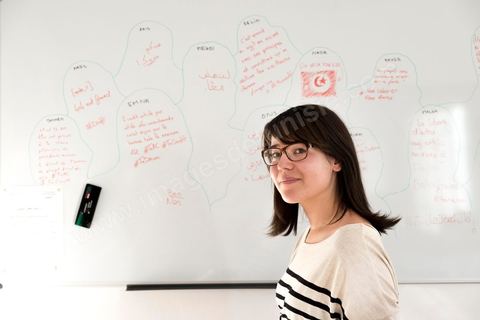 Ons Ben Abdelkarim, secrétaire générale, dans le bureau de Al Bawsala. Al Bawsala (la boussole) est une organisation non gouvernementale de droit tunisien à but non lucratif. Elle est indépendante de toute influence politique. L'équipe travaille depuis 2012 comme un l’observatoire de l’Assemblée nationale constituante.