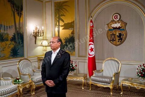 09 janvier 2014 : au palais présidentiel de Carthage, le Premier Ministre Ali Larayedh, du parti Ennahdha, remet au Président de la Républie, Moncef Marzouki, sa démission comme convenu dans le planning du Dialogue National. Hier à l'Assemblée Nationale les membres de l'ISIEI ont été élus par les députés, reste encore 15 jours pour finaliser le vote de la constitution, le premier ministre sera remplacé par Mehdi Jomaa candidat proposé par le Dialogue National.