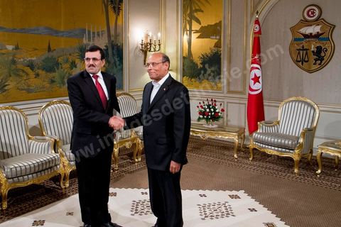 09 janvier 2014 : au palais présidentiel de Carthage, le Premier Ministre Ali Larayedh, du parti Ennahdha, remet au Président de la Républie, Moncef Marzouki, sa démission comme convenu dans le planning du Dialogue National. Hier à l'Assemblée Nationale les membres de l'ISIEI ont été élus par les députés, reste encore 15 jours pour finaliser le vote de la constitution, le premier ministre sera remplacé par Mehdi Jomaa candidat proposé par le Dialogue National.