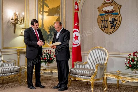 09 janvier 2014 : au palais présidentiel de Carthage, le Premier Ministre Ali Larayedh, du parti Ennahdha, remet au Président de la Républie, Moncef Marzouki, sa démission comme convenu dans le planning du Dialogue National. Hier à l'Assemblée Nationale les membres de l'ISIEI ont été élus par les députés, reste encore 15 jours pour finaliser le vote de la constitution, le premier ministre sera remplacé par Mehdi Jomaa candidat proposé par le Dialogue National.