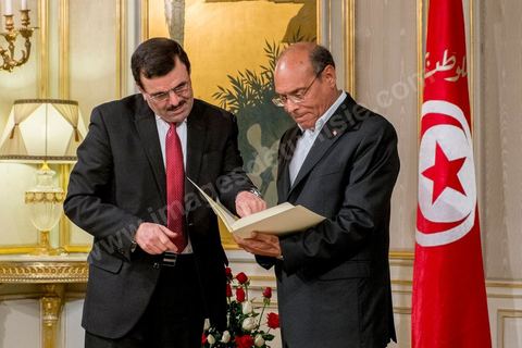 09 janvier 2014 : au palais présidentiel de Carthage, le Premier Ministre Ali Larayedh, du parti Ennahdha, remet au Président de la Républie, Moncef Marzouki, sa démission comme convenu dans le planning du Dialogue National. Hier à l'Assemblée Nationale les membres de l'ISIEI ont été élus par les députés, reste encore 15 jours pour finaliser le vote de la constitution, le premier ministre sera remplacé par Mehdi Jomaa candidat proposé par le Dialogue National.