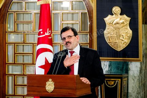 09 janvier 2014 : Discours de Ali Larayedh après la remise de sa démission. Au palais présidentiel de Carthage, le Premier Ministre Ali Larayedh, du parti Ennahdha, remet au Président de la Républie, Moncef Marzouki, sa démission comme convenu dans le planning du Dialogue National. Hier à l'Assemblée Nationale les membres de l'ISIEI ont été élus par les députés, reste encore 15 jours pour finaliser le vote de la constitution, le premier ministre sera remplacé par Mehdi Jomaa candidat proposé par le Dialogue National.