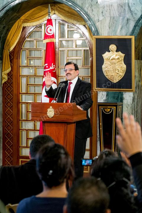 09 janvier 2014 : Discours de Ali Larayedh après la remise de sa démission. Au palais présidentiel de Carthage, le Premier Ministre Ali Larayedh, du parti Ennahdha, remet au Président de la Républie, Moncef Marzouki, sa démission comme convenu dans le planning du Dialogue National. Hier à l'Assemblée Nationale les membres de l'ISIEI ont été élus par les députés, reste encore 15 jours pour finaliser le vote de la constitution, le premier ministre sera remplacé par Mehdi Jomaa candidat proposé par le Dialogue National.