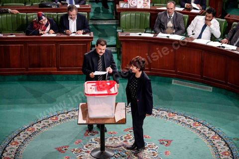 8 janvier 2014 : Des députés tunisiens votent pour désigner les membres de la commission électorale indépendante, ISIE.