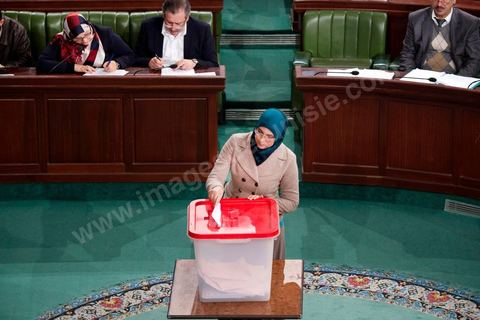 8 janvier 2014 : Une député tunisienne vote pour la désignation des membres de la commission électorale indépendante, ISIE.