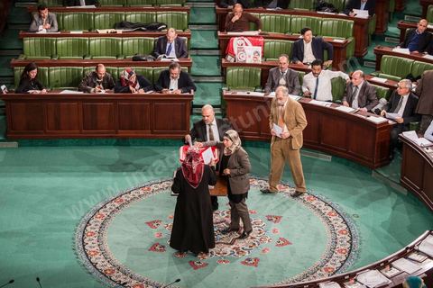 8 janvier 2014 : Des députés tunisiens votent pour désigner les membres de la commission électorale indépendante, ISIE.