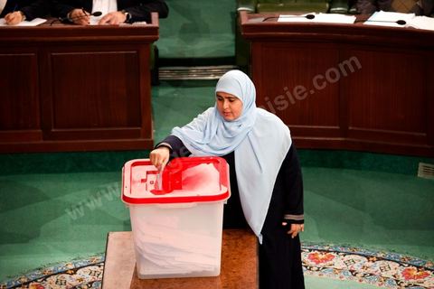8 janvier 2014 : Une député tunisienne vote pour la désignation des membres de la commission électorale indépendante, ISIE.