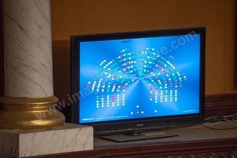 9 janvier 2014 : l'assemblée nationale constituante a adopté une version de l'article 45 qui consacre la défense des droits acquis par la femme et le principe de la parité dans les assemblées élus.  Le résultat des vote des amendements.