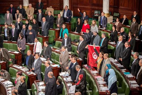 9 janvier 2014 : Les députés saluent le vote de l'amendement qui ajoute à l'article 45 le principe de la parité dans les assemblées élues et la protectiond es droits acquis par les femmes.
