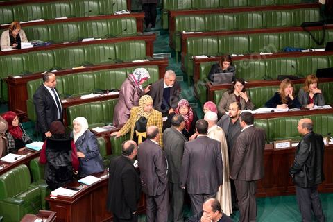 9 janvier 2014 : Le 9 janvier, l'assemblée nationale constituante a adopté une version de l'article 45 qui consacre la défense des droits acquis par la femme et le principe de la parité dans les assemblées élus. Une partie des élus d'Ennahdha protestent après l'adoption de l'amendement qui prévoit notamment le principe de la parité.