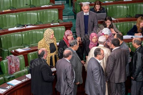 9 janvier 2014 : l'assemblée nationale constituante a adopté une version de l'article 45 qui consacre la défense des droits acquis par la femme et le principe de la parité dans les assemblées élus. Une partie des élus d'Ennahdha protestent après l'adoption de l'amendement qui prévoit notamment le principe de la parité.