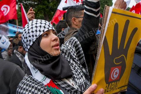 14 janvier 2014 : Militants d'Ennahdha, sur l'avenue Habib Bourguiba à Tunis quelques milliers de tunisiens sont venus se rassembler pour commémorer le troisième anniversaire du départ de l'ancien Président Ben Ali, aboutissement des mouvements de révoltes en région démarrés le 17 décmbre 2010. Tous les genres politiques se croisent et se chamaillent l'avenue, d'un côté les islamistes avec Ennahdha, les ligues et même un nouveau mouvement islamiste anachiste, de l'autre la gauche et l'opposition commémorant à la fois le départ des anciens et la mémoire des martyrs de la révolution et des martyrs politiques. 