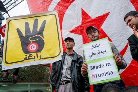 14 janvier 2014 : Militants d'Ennahdha, sur l'avenue Habib Bourguiba à Tunis quelques milliers de tunisiens sont venus se rassembler pour commémorer le troisième anniversaire du départ de l'ancien Président Ben Ali, aboutissement des mouvements de révoltes en région démarrés le 17 décmbre 2010. Tous les genres politiques se croisent et se chamaillent l'avenue, d'un côté les islamistes avec Ennahdha, les ligues et même un nouveau mouvement islamiste anachiste, de l'autre la gauche et l'opposition commémorant à la fois le départ des anciens et la mémoire des martyrs de la révolution et des martyrs politiques. 