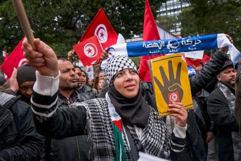 14 janvier 2014 : Militants d'Ennahdha, sur l'avenue Habib Bourguiba à Tunis quelques milliers de tunisiens sont venus se rassembler pour commémorer le troisième anniversaire du départ de l'ancien Président Ben Ali, aboutissement des mouvements de révoltes en région démarrés le 17 décmbre 2010. Tous les genres politiques se croisent et se chamaillent l'avenue, d'un côté les islamistes avec Ennahdha, les ligues et même un nouveau mouvement islamiste anachiste, de l'autre la gauche et l'opposition commémorant à la fois le départ des anciens et la mémoire des martyrs de la révolution et des martyrs politiques. 