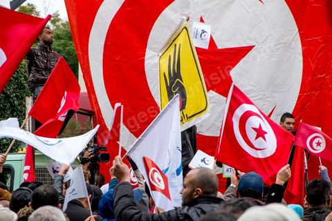 14 janvier 2014 : Militants d'Ennahdha, sur l'avenue Habib Bourguiba à Tunis quelques milliers de tunisiens sont venus se rassembler pour commémorer le troisième anniversaire du départ de l'ancien Président Ben Ali, aboutissement des mouvements de révoltes en région démarrés le 17 décmbre 2010. Tous les genres politiques se croisent et se chamaillent l'avenue, d'un côté les islamistes avec Ennahdha, les ligues et même un nouveau mouvement islamiste anachiste, de l'autre la gauche et l'opposition commémorant à la fois le départ des anciens et la mémoire des martyrs de la révolution et des martyrs politiques. 