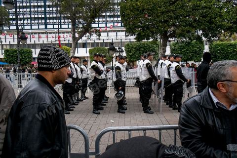 14 janvier 2014 : très forte présence policière pour éviter tout affrontement, le dispostif de la police est impressionnnant sur l'avenue Habib Bourguiba à Tunis quelques milliers de tunisiens sont venus se rassembler pour commémorer le troisième anniversaire du départ de l'ancien Président Ben Ali, aboutissement des mouvements de révoltes en région démarrés le 17 décmbre 2010. Tous les genres politiques se croisent et se chamaillent l'avenue, d'un côté les islamistes avec Ennahdha, les ligues et même un nouveau mouvement islamiste anachiste, de l'autre la gauche et l'opposition commémorant à la fois le départ des anciens et la mémoire des martyrs de la révolution et des martyrs politiques. 