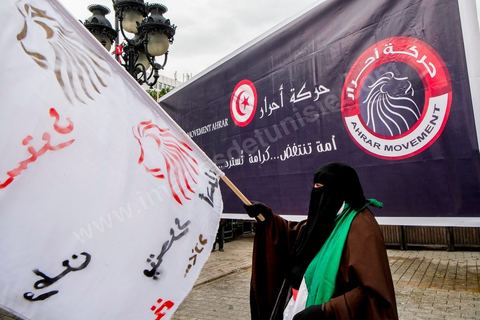 14 janvier 2014 : le nouveau mouvement de jeunes islamistes anarchistes, Ahrara mouvement, sur l'avenue Habib Bourguiba à Tunis quelques milliers de tunisiens sont venus se rassembler pour commémorer le troisième anniversaire du départ de l'ancien Président Ben Ali, aboutissement des mouvements de révoltes en région démarrés le 17 décmbre 2010. Tous les genres politiques se croisent et se chamaillent l'avenue, d'un côté les islamistes avec Ennahdha, les ligues et même un nouveau mouvement islamiste anachiste, de l'autre la gauche et l'opposition commémorant à la fois le départ des anciens et la mémoire des martyrs de la révolution et des martyrs politiques. 