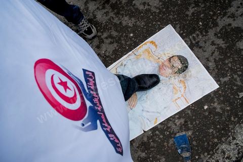 14 janvier 2014 : Les militants des ligues de protection de la révolution (LPR) créent l'animation en disposant qu sol des portraits de Ben Ali gaiement piétinés sur l'avenue Habib Bourguiba à Tunis quelques milliers de tunisiens sont venus se rassembler pour commémorer le troisième anniversaire du départ de l'ancien Président Ben Ali, aboutissement des mouvements de révoltes en région démarrés le 17 décmbre 2010. Tous les genres politiques se croisent et se chamaillent l'avenue, d'un côté les islamistes avec Ennahdha, les ligues et même un nouveau mouvement islamiste anachiste, de l'autre la gauche et l'opposition commémorant à la fois le départ des anciens et la mémoire des martyrs de la révolution et des martyrs politiques. 