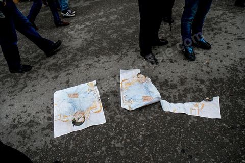 14 janvier 2014 : Les militants des ligues de protection de la révolution (LPR) créent l'animation en disposant qu sol des portraits de Ben Ali gaiement piétinés sur l'avenue Habib Bourguiba à Tunis quelques milliers de tunisiens sont venus se rassembler pour commémorer le troisième anniversaire du départ de l'ancien Président Ben Ali, aboutissement des mouvements de révoltes en région démarrés le 17 décmbre 2010. Tous les genres politiques se croisent et se chamaillent l'avenue, d'un côté les islamistes avec Ennahdha, les ligues et même un nouveau mouvement islamiste anachiste, de l'autre la gauche et l'opposition commémorant à la fois le départ des anciens et la mémoire des martyrs de la révolution et des martyrs politiques. 