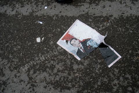 14 janvier 2014 : Les militants des ligues de protection de la révolution (LPR) créent l'animation en disposant qu sol des portraits de Ben Ali gaiement piétinés sur l'avenue Habib Bourguiba à Tunis quelques milliers de tunisiens sont venus se rassembler pour commémorer le troisième anniversaire du départ de l'ancien Président Ben Ali, aboutissement des mouvements de révoltes en région démarrés le 17 décmbre 2010. Tous les genres politiques se croisent et se chamaillent l'avenue, d'un côté les islamistes avec Ennahdha, les ligues et même un nouveau mouvement islamiste anachiste, de l'autre la gauche et l'opposition commémorant à la fois le départ des anciens et la mémoire des martyrs de la révolution et des martyrs politiques. 