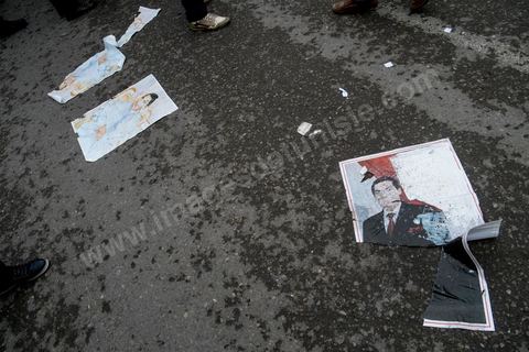14 janvier 2014 : Les militants des ligues de protection de la révolution (LPR) créent l'animation en disposant qu sol des portraits de Ben Ali gaiement piétinés sur l'avenue Habib Bourguiba à Tunis quelques milliers de tunisiens sont venus se rassembler pour commémorer le troisième anniversaire du départ de l'ancien Président Ben Ali, aboutissement des mouvements de révoltes en région démarrés le 17 décmbre 2010. Tous les genres politiques se croisent et se chamaillent l'avenue, d'un côté les islamistes avec Ennahdha, les ligues et même un nouveau mouvement islamiste anachiste, de l'autre la gauche et l'opposition commémorant à la fois le départ des anciens et la mémoire des martyrs de la révolution et des martyrs politiques. 