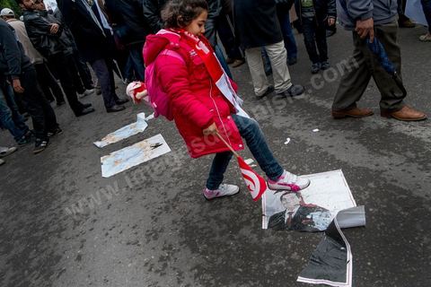 14 janvier 2014 : Les militants des ligues de protection de la révolution (LPR) créent l'animation en disposant qu sol des portraits de Ben Ali gaiement piétinés sur l'avenue Habib Bourguiba à Tunis quelques milliers de tunisiens sont venus se rassembler pour commémorer le troisième anniversaire du départ de l'ancien Président Ben Ali, aboutissement des mouvements de révoltes en région démarrés le 17 décmbre 2010. Tous les genres politiques se croisent et se chamaillent l'avenue, d'un côté les islamistes avec Ennahdha, les ligues et même un nouveau mouvement islamiste anachiste, de l'autre la gauche et l'opposition commémorant à la fois le départ des anciens et la mémoire des martyrs de la révolution et des martyrs politiques. 