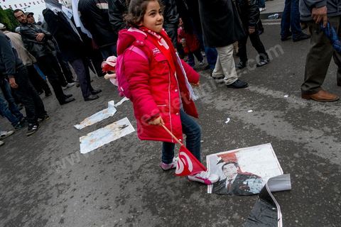 14 janvier 2014 : Les militants des ligues de protection de la révolution (LPR) créent l'animation en disposant qu sol des portraits de Ben Ali gaiement piétinés sur l'avenue Habib Bourguiba à Tunis quelques milliers de tunisiens sont venus se rassembler pour commémorer le troisième anniversaire du départ de l'ancien Président Ben Ali, aboutissement des mouvements de révoltes en région démarrés le 17 décmbre 2010. Tous les genres politiques se croisent et se chamaillent l'avenue, d'un côté les islamistes avec Ennahdha, les ligues et même un nouveau mouvement islamiste anachiste, de l'autre la gauche et l'opposition commémorant à la fois le départ des anciens et la mémoire des martyrs de la révolution et des martyrs politiques. 