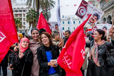 14 janvier 2014 : Hommage aux martyrs politiques de l'année 2013 sur l'avenue Habib Bourguiba à Tunis quelques milliers de tunisiens sont venus se rassembler pour commémorer le troisième anniversaire du départ de l'ancien Président Ben Ali, aboutissement des mouvements de révoltes en région démarrés le 17 décmbre 2010. Tous les genres politiques se croisent et se chamaillent l'avenue, d'un côté les islamistes avec Ennahdha, les ligues et même un nouveau mouvement islamiste anachiste, de l'autre la gauche et l'opposition commémorant à la fois le départ des anciens et la mémoire des martyrs de la révolution et des martyrs politiques. 