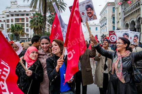 14 janvier 2014 : Hommage aux martyrs politiques de l'année 2013 sur l'avenue Habib Bourguiba à Tunis quelques milliers de tunisiens sont venus se rassembler pour commémorer le troisième anniversaire du départ de l'ancien Président Ben Ali, aboutissement des mouvements de révoltes en région démarrés le 17 décmbre 2010. Tous les genres politiques se croisent et se chamaillent l'avenue, d'un côté les islamistes avec Ennahdha, les ligues et même un nouveau mouvement islamiste anachiste, de l'autre la gauche et l'opposition commémorant à la fois le départ des anciens et la mémoire des martyrs de la révolution et des martyrs politiques. 
