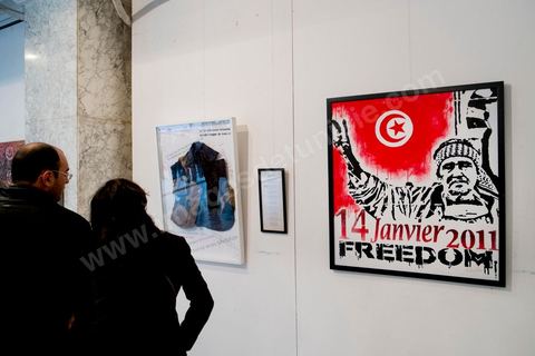 14 janvier 2014 : Exposition de tableaux sur la révolution sur l'avenue Habib Bourguiba à Tunis quelques milliers de tunisiens sont venus se rassembler pour commémorer le troisième anniversaire du départ de l'ancien Président Ben Ali, aboutissement des mouvements de révoltes en région démarrés le 17 décmbre 2010. Tous les genres politiques se croisent et se chamaillent l'avenue, d'un côté les islamistes avec Ennahdha, les ligues et même un nouveau mouvement islamiste anachiste, de l'autre la gauche et l'opposition commémorant à la fois le départ des anciens et la mémoire des martyrs de la révolution et des martyrs politiques. 