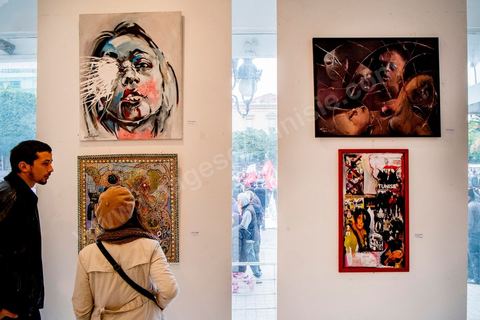 14 janvier 2014 : Exposition de tableaux sur la révolution sur l'avenue Habib Bourguiba à Tunis quelques milliers de tunisiens sont venus se rassembler pour commémorer le troisième anniversaire du départ de l'ancien Président Ben Ali, aboutissement des mouvements de révoltes en région démarrés le 17 décmbre 2010. Tous les genres politiques se croisent et se chamaillent l'avenue, d'un côté les islamistes avec Ennahdha, les ligues et même un nouveau mouvement islamiste anachiste, de l'autre la gauche et l'opposition commémorant à la fois le départ des anciens et la mémoire des martyrs de la révolution et des martyrs politiques. 