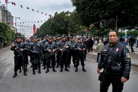 14 janvier 2014 : très forte présence policière pour éviter tout affrontement, le dispostif de la police est impressionnnant sur l'avenue Habib Bourguiba à Tunis quelques milliers de tunisiens sont venus se rassembler pour commémorer le troisième anniversaire du départ de l'ancien Président Ben Ali, aboutissement des mouvements de révoltes en région démarrés le 17 décmbre 2010. Tous les genres politiques se croisent et se chamaillent l'avenue, d'un côté les islamistes avec Ennahdha, les ligues et même un nouveau mouvement islamiste anachiste, de l'autre la gauche et l'opposition commémorant à la fois le départ des anciens et la mémoire des martyrs de la révolution et des martyrs politiques. 