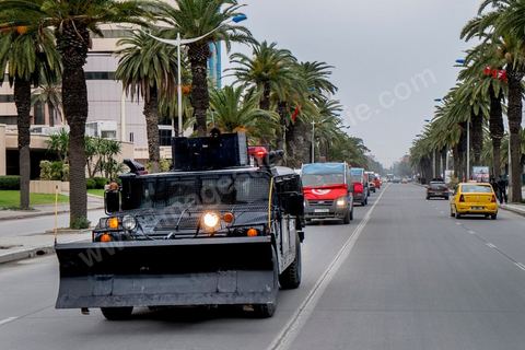 14 janvier 2014 : très forte présence policière pour éviter tout affrontement, le dispostif de la police est impressionnnant sur l'avenue Habib Bourguiba à Tunis quelques milliers de tunisiens sont venus se rassembler pour commémorer le troisième anniversaire du départ de l'ancien Président Ben Ali, aboutissement des mouvements de révoltes en région démarrés le 17 décmbre 2010. Tous les genres politiques se croisent et se chamaillent l'avenue, d'un côté les islamistes avec Ennahdha, les ligues et même un nouveau mouvement islamiste anachiste, de l'autre la gauche et l'opposition commémorant à la fois le départ des anciens et la mémoire des martyrs de la révolution et des martyrs politiques. 