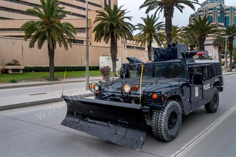 14 janvier 2014 : très forte présence policière pour éviter tout affrontement, le dispostif de la police est impressionnnant sur l'avenue Habib Bourguiba à Tunis quelques milliers de tunisiens sont venus se rassembler pour commémorer le troisième anniversaire du départ de l'ancien Président Ben Ali, aboutissement des mouvements de révoltes en région démarrés le 17 décmbre 2010. Tous les genres politiques se croisent et se chamaillent l'avenue, d'un côté les islamistes avec Ennahdha, les ligues et même un nouveau mouvement islamiste anachiste, de l'autre la gauche et l'opposition commémorant à la fois le départ des anciens et la mémoire des martyrs de la révolution et des martyrs politiques. 
