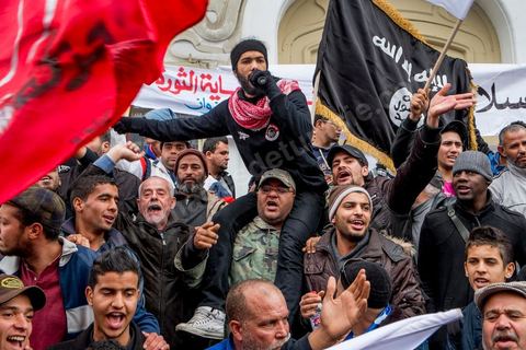 14 janvier 2014 : En face du théâtre les ligues de protection de la révolution LPR déploient drapeaux et chants avec l'incontournable Ricoba au micro sur l'avenue Habib Bourguiba à Tunis quelques milliers de tunisiens sont venus se rassembler pour commémorer le troisième anniversaire du départ de l'ancien Président Ben Ali, aboutissement des mouvements de révoltes en région démarrés le 17 décmbre 2010. Tous les genres politiques se croisent et se chamaillent l'avenue, d'un côté les islamistes avec Ennahdha, les ligues et même un nouveau mouvement islamiste anachiste, de l'autre la gauche et l'opposition commémorant à la fois le départ des anciens et la mémoire des martyrs de la révolution et des martyrs politiques. 