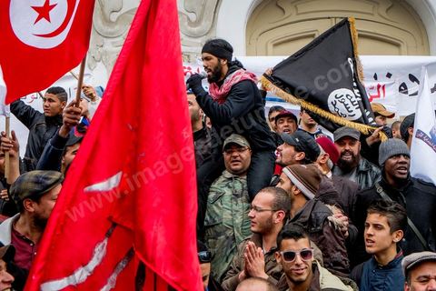 14 janvier 2014 : En face du théâtre les ligues de protection de la révolution LPR déploient drapeaux et chants avec l'incontournable Ricoba au micro sur l'avenue Habib Bourguiba à Tunis quelques milliers de tunisiens sont venus se rassembler pour commémorer le troisième anniversaire du départ de l'ancien Président Ben Ali, aboutissement des mouvements de révoltes en région démarrés le 17 décmbre 2010. Tous les genres politiques se croisent et se chamaillent l'avenue, d'un côté les islamistes avec Ennahdha, les ligues et même un nouveau mouvement islamiste anachiste, de l'autre la gauche et l'opposition commémorant à la fois le départ des anciens et la mémoire des martyrs de la révolution et des martyrs politiques. 