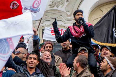 14 janvier 2014 : En face du théâtre les ligues de protection de la révolution LPR déploient drapeaux et chants avec l'incontournable Ricoba au micro sur l'avenue Habib Bourguiba à Tunis quelques milliers de tunisiens sont venus se rassembler pour commémorer le troisième anniversaire du départ de l'ancien Président Ben Ali, aboutissement des mouvements de révoltes en région démarrés le 17 décmbre 2010. Tous les genres politiques se croisent et se chamaillent l'avenue, d'un côté les islamistes avec Ennahdha, les ligues et même un nouveau mouvement islamiste anachiste, de l'autre la gauche et l'opposition commémorant à la fois le départ des anciens et la mémoire des martyrs de la révolution et des martyrs politiques. 