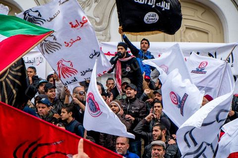 14 janvier 2014 : En face du théâtre les ligues de protection de la révolution LPR déploient drapeaux et chants avec l'incontournable Ricoba au micro sur l'avenue Habib Bourguiba à Tunis quelques milliers de tunisiens sont venus se rassembler pour commémorer le troisième anniversaire du départ de l'ancien Président Ben Ali, aboutissement des mouvements de révoltes en région démarrés le 17 décmbre 2010. Tous les genres politiques se croisent et se chamaillent l'avenue, d'un côté les islamistes avec Ennahdha, les ligues et même un nouveau mouvement islamiste anachiste, de l'autre la gauche et l'opposition commémorant à la fois le départ des anciens et la mémoire des martyrs de la révolution et des martyrs politiques. 