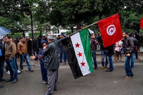 14 janvier 2014 : sur l'avenue Habib Bourguiba à Tunis quelques milliers de tunisiens sont venus se rassembler pour commémorer le troisième anniversaire du départ de l'ancien Président Ben Ali, aboutissement des mouvements de révoltes en région démarrés le 17 décmbre 2010. Tous les genres politiques se croisent et se chamaillent l'avenue, d'un côté les islamistes avec Ennahdha, les ligues et même un nouveau mouvement islamiste anachiste, de l'autre la gauche et l'opposition commémorant à la fois le départ des anciens et la mémoire des martyrs de la révolution et des martyrs politiques. 