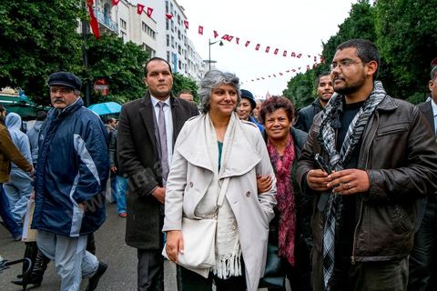 14 janvier 2014 : Asma Khalfaoui, veuve du martyr Chokri Belaid, sur l'avenue Habib Bourguiba à Tunis quelques milliers de tunisiens sont venus se rassembler pour commémorer le troisième anniversaire du départ de l'ancien Président Ben Ali, aboutissement des mouvements de révoltes en région démarrés le 17 décmbre 2010. Tous les genres politiques se croisent et se chamaillent l'avenue, d'un côté les islamistes avec Ennahdha, les ligues et même un nouveau mouvement islamiste anachiste, de l'autre la gauche et l'opposition commémorant à la fois le départ des anciens et la mémoire des martyrs de la révolution et des martyrs politiques. 