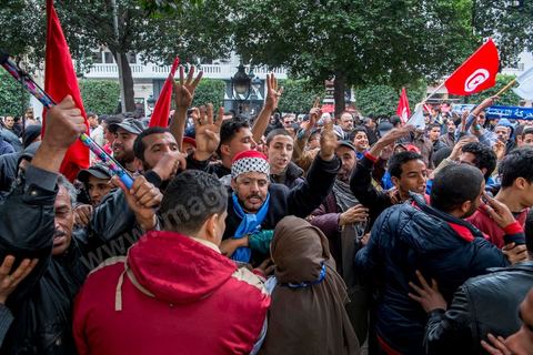 14 janvier 2014 : sur l'avenue Habib Bourguiba à Tunis quelques milliers de tunisiens sont venus se rassembler pour commémorer le troisième anniversaire du départ de l'ancien Président Ben Ali, aboutissement des mouvements de révoltes en région démarrés le 17 décmbre 2010. Tous les genres politiques se croisent et se chamaillent l'avenue, d'un côté les islamistes avec Ennahdha, les ligues et même un nouveau mouvement islamiste anachiste, de l'autre la gauche et l'opposition commémorant à la fois le départ des anciens et la mémoire des martyrs de la révolution et des martyrs politiques. 