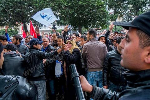 14 janvier 2014 : très forte présence policière pour éviter tout affrontement entre les militants d'Ennahdha et les manifestants de l'opposition, le dispostif de la police est impressionnnant sur l'avenue Habib Bourguiba à Tunis quelques milliers de tunisiens sont venus se rassembler pour commémorer le troisième anniversaire du départ de l'ancien Président Ben Ali, aboutissement des mouvements de révoltes en région démarrés le 17 décmbre 2010. Tous les genres politiques se croisent et se chamaillent l'avenue, d'un côté les islamistes avec Ennahdha, les ligues et même un nouveau mouvement islamiste anachiste, de l'autre la gauche et l'opposition commémorant à la fois le départ des anciens et la mémoire des martyrs de la révolution et des martyrs politiques. 