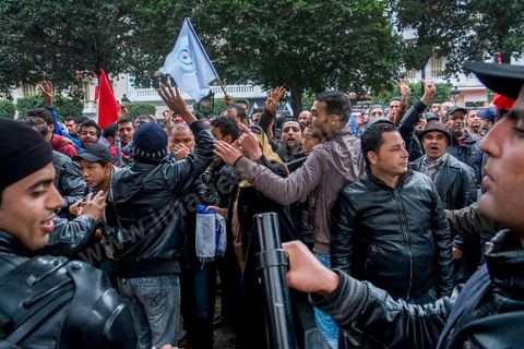 14 janvier 2014 : très forte présence policière pour éviter tout affrontement, le dispostif de la police est impressionnnant sur l'avenue Habib Bourguiba à Tunis quelques milliers de tunisiens sont venus se rassembler pour commémorer le troisième anniversaire du départ de l'ancien Président Ben Ali, aboutissement des mouvements de révoltes en région démarrés le 17 décmbre 2010. Tous les genres politiques se croisent et se chamaillent l'avenue, d'un côté les islamistes avec Ennahdha, les ligues et même un nouveau mouvement islamiste anachiste, de l'autre la gauche et l'opposition commémorant à la fois le départ des anciens et la mémoire des martyrs de la révolution et des martyrs politiques. 