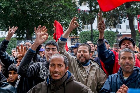 14 janvier 2014 : le zero des nadhaousite aux manifestants de gauche sur l'avenue Habib Bourguiba à Tunis quelques milliers de tunisiens sont venus se rassembler pour commémorer le troisième anniversaire du départ de l'ancien Président Ben Ali, aboutissement des mouvements de révoltes en région démarrés le 17 décmbre 2010. Tous les genres politiques se croisent et se chamaillent l'avenue, d'un côté les islamistes avec Ennahdha, les ligues et même un nouveau mouvement islamiste anachiste, de l'autre la gauche et l'opposition commémorant à la fois le départ des anciens et la mémoire des martyrs de la révolution et des martyrs politiques. 
