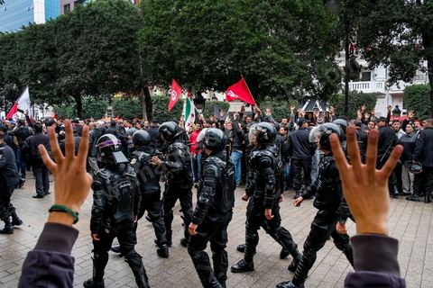 14 janvier 2014 : très forte présence policière pour éviter tout affrontement, le dispostif de la police est impressionnnant sur l'avenue Habib Bourguiba à Tunis quelques milliers de tunisiens sont venus se rassembler pour commémorer le troisième anniversaire du départ de l'ancien Président Ben Ali, aboutissement des mouvements de révoltes en région démarrés le 17 décmbre 2010. Tous les genres politiques se croisent et se chamaillent l'avenue, d'un côté les islamistes avec Ennahdha, les ligues et même un nouveau mouvement islamiste anachiste, de l'autre la gauche et l'opposition commémorant à la fois le départ des anciens et la mémoire des martyrs de la révolution et des martyrs politiques. 
