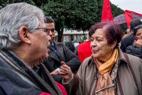 14 janvier 2014 : Habib Khazdaghli et la députée Selma Baccar au stand d'Al Massar sur l'avenue Habib Bourguiba à Tunis quelques milliers de tunisiens sont venus se rassembler pour commémorer le troisième anniversaire du départ de l'ancien Président Ben Ali, aboutissement des mouvements de révoltes en région démarrés le 17 décmbre 2010. Tous les genres politiques se croisent et se chamaillent l'avenue, d'un côté les islamistes avec Ennahdha, les ligues et même un nouveau mouvement islamiste anachiste, de l'autre la gauche et l'opposition commémorant à la fois le départ des anciens et la mémoire des martyrs de la révolution et des martyrs politiques. 