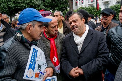 14 janvier 2014 : Samir Taieb arpès de ses militant ssur le stand d'Al Massar sur l'avenue Habib Bourguiba à Tunis quelques milliers de tunisiens sont venus se rassembler pour commémorer le troisième anniversaire du départ de l'ancien Président Ben Ali, aboutissement des mouvements de révoltes en région démarrés le 17 décmbre 2010. Tous les genres politiques se croisent et se chamaillent l'avenue, d'un côté les islamistes avec Ennahdha, les ligues et même un nouveau mouvement islamiste anachiste, de l'autre la gauche et l'opposition commémorant à la fois le départ des anciens et la mémoire des martyrs de la révolution et des martyrs politiques. 