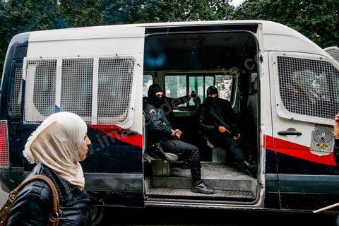 14 janvier 2014 : très forte présence policière pour éviter tout affrontement, le dispostif de la police est impressionnnant sur l'avenue Habib Bourguiba à Tunis quelques milliers de tunisiens sont venus se rassembler pour commémorer le troisième anniversaire du départ de l'ancien Président Ben Ali, aboutissement des mouvements de révoltes en région démarrés le 17 décmbre 2010. Tous les genres politiques se croisent et se chamaillent l'avenue, d'un côté les islamistes avec Ennahdha, les ligues et même un nouveau mouvement islamiste anachiste, de l'autre la gauche et l'opposition commémorant à la fois le départ des anciens et la mémoire des martyrs de la révolution et des martyrs politiques. 