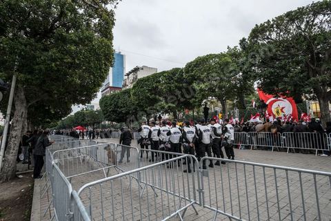 14 janvier 2014 : très forte présence policière pour éviter tout affrontement, le dispostif de la police est impressionnnant sur l'avenue Habib Bourguiba à Tunis quelques milliers de tunisiens sont venus se rassembler pour commémorer le troisième anniversaire du départ de l'ancien Président Ben Ali, aboutissement des mouvements de révoltes en région démarrés le 17 décmbre 2010. Tous les genres politiques se croisent et se chamaillent l'avenue, d'un côté les islamistes avec Ennahdha, les ligues et même un nouveau mouvement islamiste anachiste, de l'autre la gauche et l'opposition commémorant à la fois le départ des anciens et la mémoire des martyrs de la révolution et des martyrs politiques. 